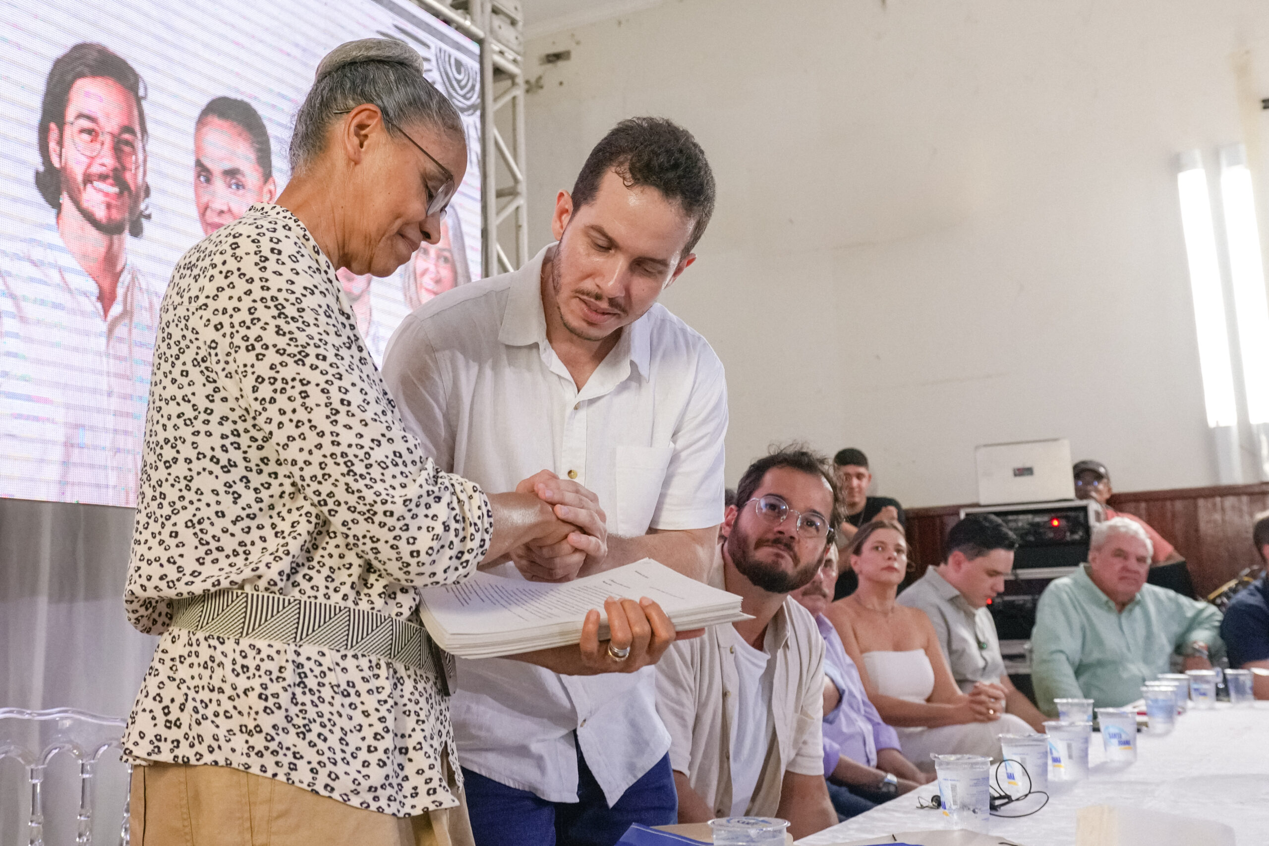 Marina Silva recebe relatório ambiental de Vitória de Santo Antão das de André Carvalho